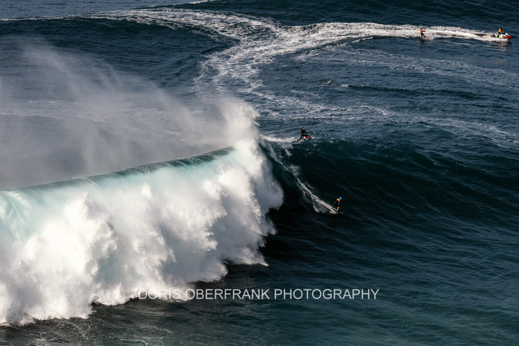 Wave party on the sea  | Nazaré: Wave party on the sea  - Realisiert mit Pictrs.com