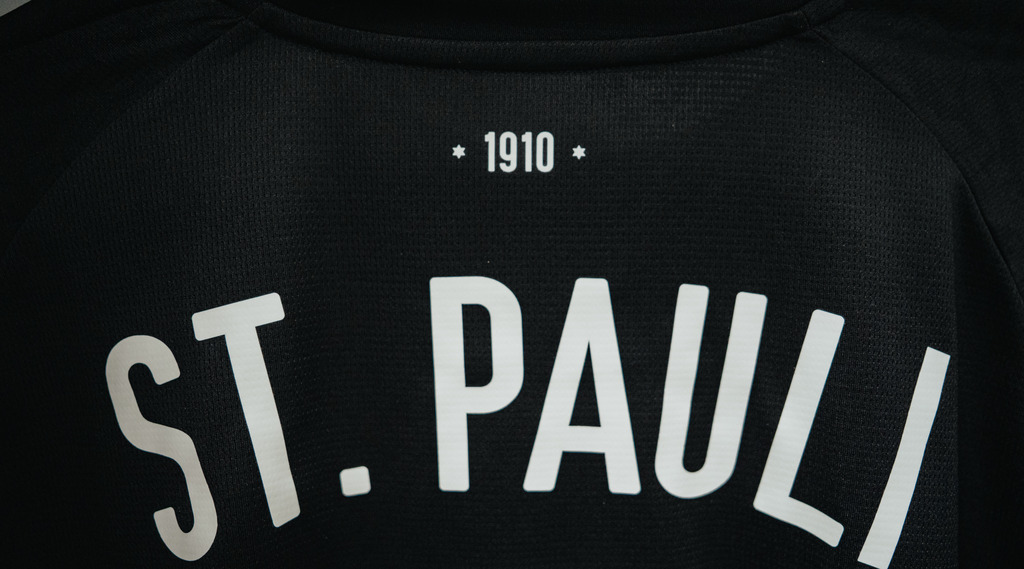 FCP01104 | Der offizielle Shop für FC St. Pauli Fotos. Wähle aus Spielszenen & Fanmomenten dein FCSP Wunschformat. Wir liefern Millerntor-Atmosphäre.