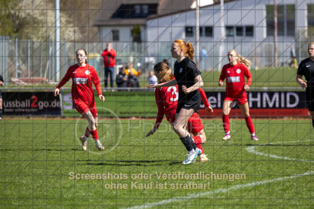 20250406_141013_0115 | #,1.FC Donzdorf (rot) vs. SV Jungingen (schwarz), Fussball, Frauen-Verbandsliga Württemberg, 16. Spieltag, Saison 2024/2025, Rasenplatz Lautertal Stadion, Süßener Straße 16, 73072 Donzdorf, 06.04.2025 - 13:00 Uhr,Foto: PhotoPeet-Sportfotografie/Peter Harich