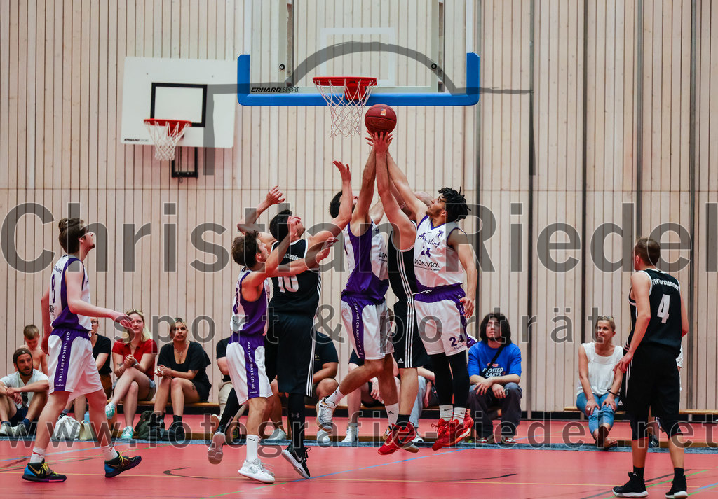 2022-05-15_107_SpVgg_Altenerding_gegen_TSV_Muenchen-Forstenried | Erding, Deutschland, 15.05.2022:
Basketball, Bezirksliga 2021 / 2022, Play-Offs, SpVgg Altenerding gegen TSV München-Forstenried, Endergebnis: 55:57

Kristof Vadasz (SpVgg Altenerding, #8), Jonah Timothy Richardson (SpVgg Altenerding, #13), Tarek Lamar (TSV München-Forstenried, #10), Sasa Sukovic (SpVgg Altenerding, #31), Felix Schuster (TSV München-Forstenried, #14), Justin Ledbetter (SpVgg Altenerding, #24), Philipp Wißmeier (TSV München-Forstenried, #4)

Foto: Christian Riedel / fotografie-riedel.net