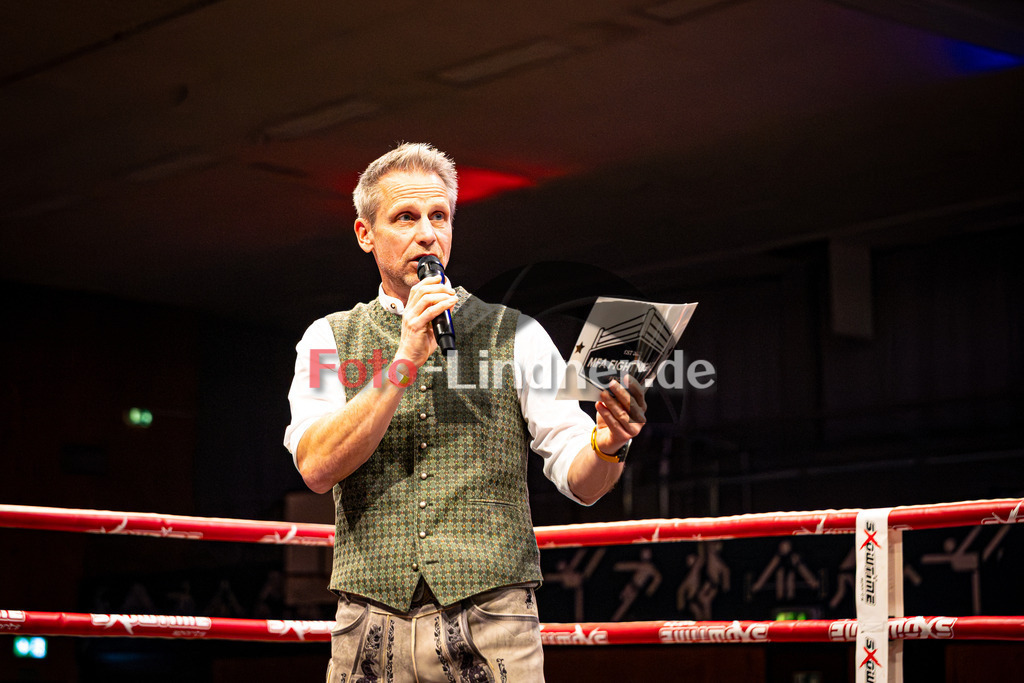 MFA Fight Night  20251108 | MFA Fight Night, , 20251108,Daniel Stock moderiert den Abend,2025-11-08 in Penzberg (Wellenberghalle Penzberg), Daniel StockCopyright: WolfgangxLindner www.foto-lindner.de