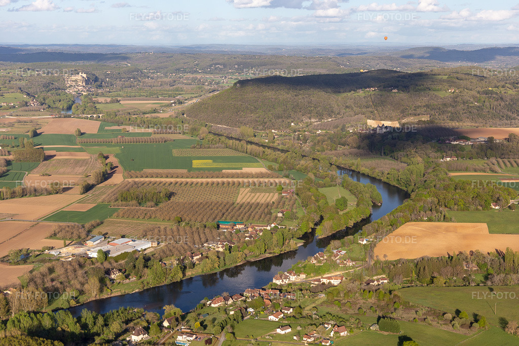 Luftbild: Ortsansicht in Saint-Vincent-de-Cosse im Bundesland Dordogne in Frankreich. – Foto: IMG_113528.jpg vom 16.04.2019 durch Werner Riehm/FLY-FOTO.de – Auflösung des Originals: 5472 x 3648 px