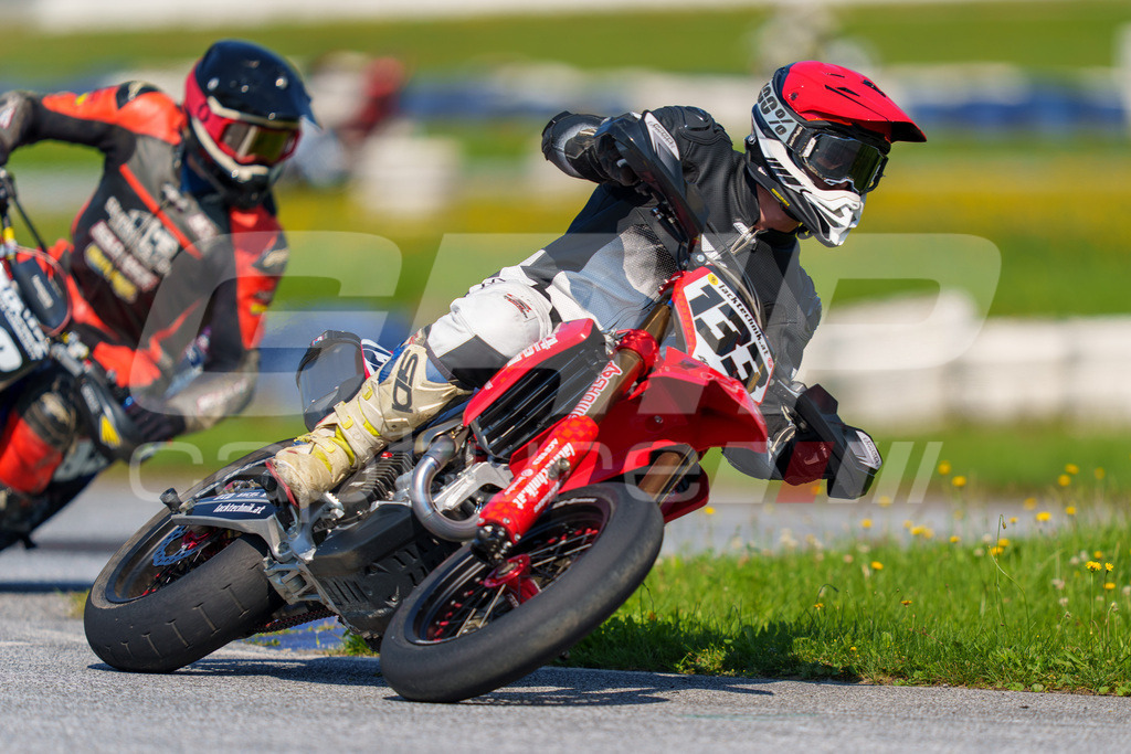 SuperMoto_Staatsmeisterschaft_Greinbach_273 | GRIPcapture steht für authentische Sportfotografie in Österreich – für Momente, die mehr sind als Geschwindigkeit oder Ergebnis. Es geht um Emotion, Spannung, Fokus und den Augenblick, der oft nur einen Wimpernschlag dauert.Ob Motorsport, Teamsport oder 