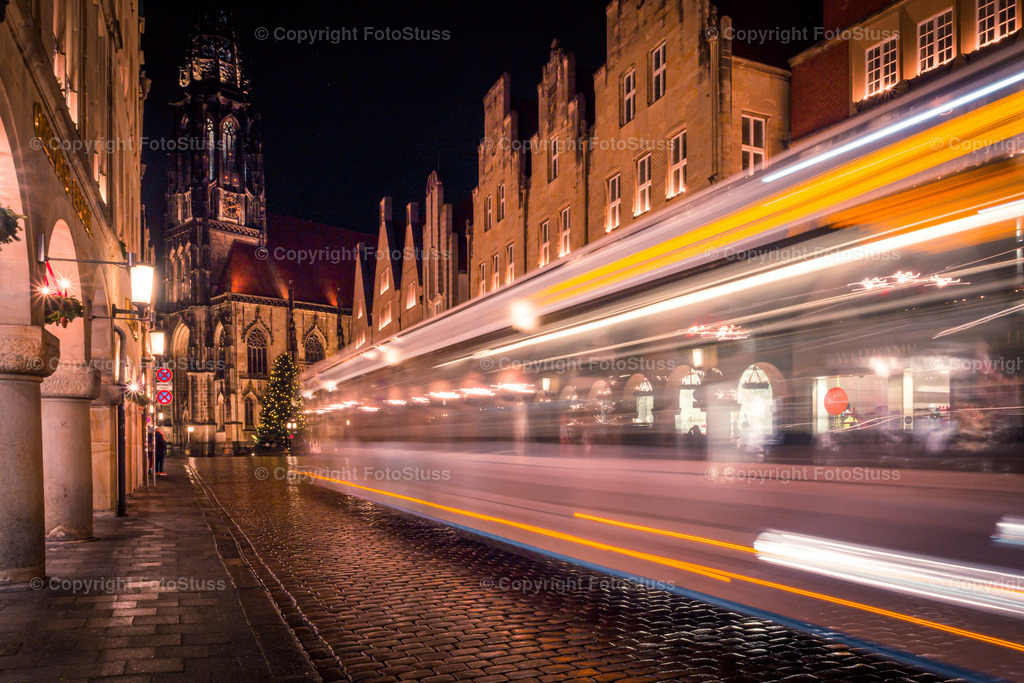 Fahrender Bus vor der St. Lamberti Kirche in Münster bei Nacht | Fahrender Bus vor der St. Lamberti Kirche in Münster bei Nacht zu Weihnachten. - Realisiert mit Pictrs.com