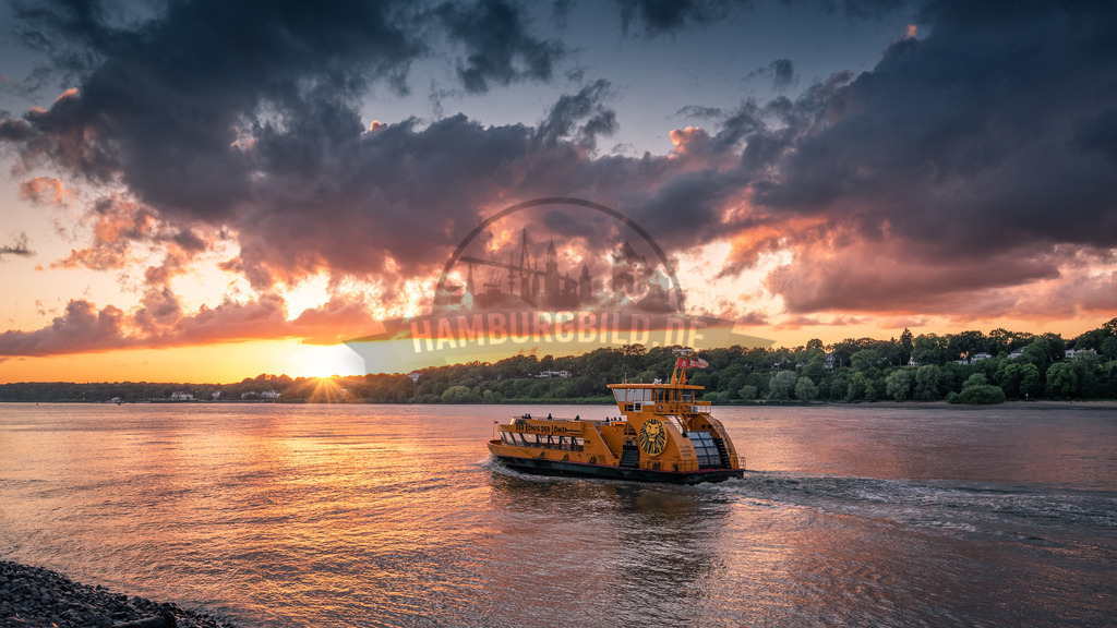 Sunset Bügeleisen Hamburg Elbe | Exklusive Hamburg collagen, tolle Segelbilder und viele weitere tolle Motive auf Leinwand, Poster, Alu-Dibond, u.v.m. findet Ihr bei uns auf hamburgbild.de. Findet Euer Wandbild für Euer Zuhause, Büro oder die  Praxis…. - Realisiert mit Pictrs.com
