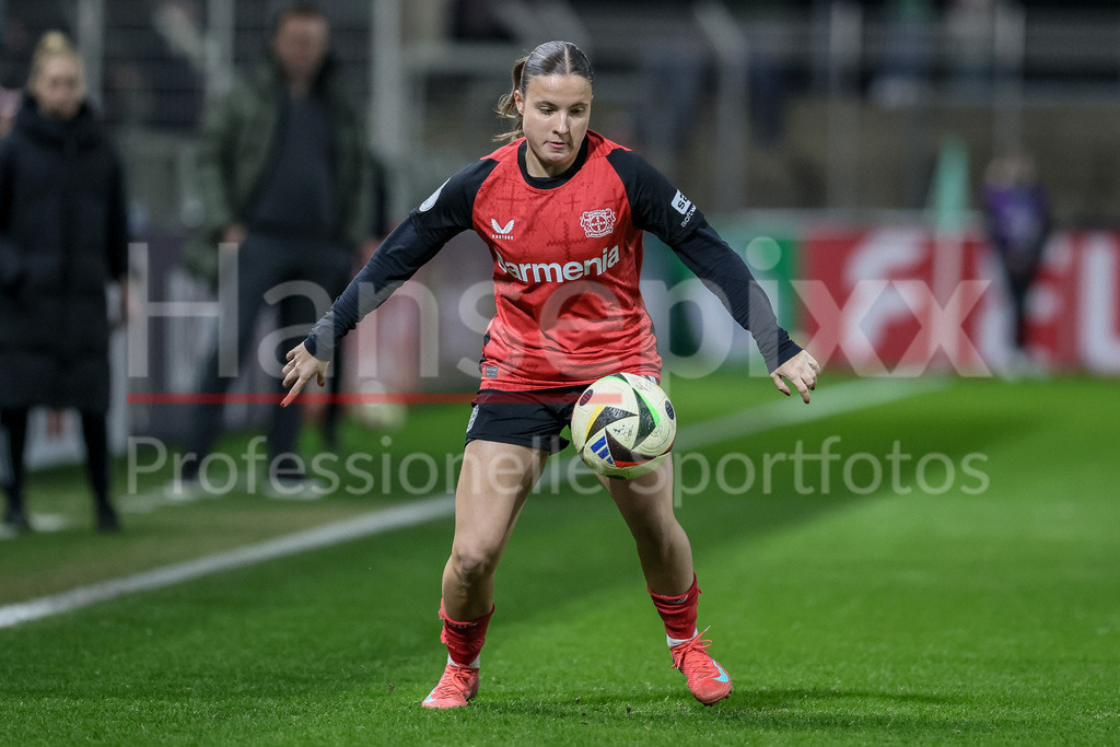 Fussball, DFB-Pokal Frauen, Bayer 04 Leverkusen - SV Werder Bremen | v.li.: Estrella Merino Gonzalez (Bayer 04 Leverkusen, 20) am Ball, Freisteller, Einzelbild, Ganzkörper, Aktion, Action, Spielszene, DIE DFB-RICHTLINIEN UNTERSAGEN JEGLICHE NUTZUNG VON FOTOS ALS SEQUENZBILDER UND/ODER VIDEOÄHNLICHE FOTOSTRECKEN. DFB REGULATIONS PROHIBIT ANY USE OF PHOTOGRAPHS AS IMAGE SEQUENCES AND/OR QUASI-VIDEO.