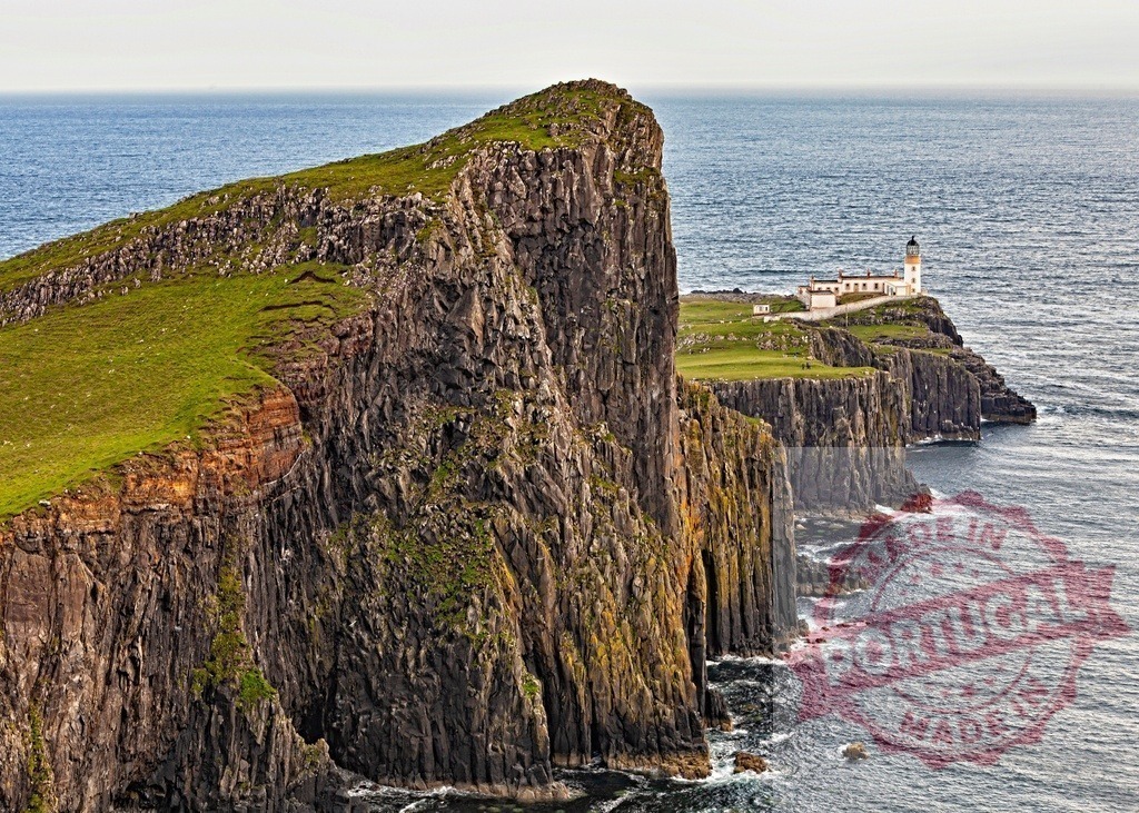 Neist Point Lighthouse, Isle of Skye, Scotland, high cliffs, rough sea | Neist Point Lighthouse guiding ships from a rugged Scottish cliff against the sea - Realisiert mit Pictrs.com