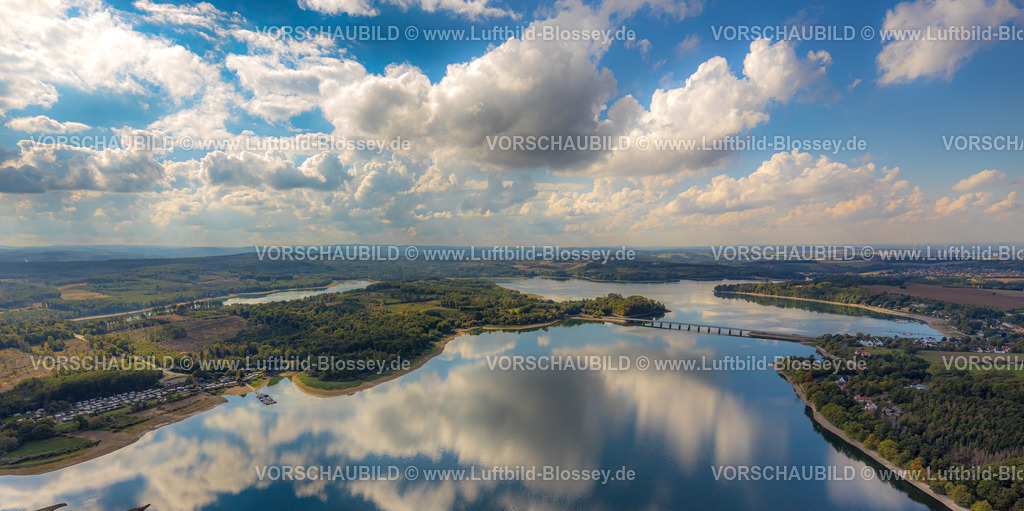 Moehnesee220902302 | Luftbild, Delecker Brücke, Fernsicht und blauer Himmel mit Wolken, Spiegelung der Wolken im Möhnesee, Delecke, Möhnesee, Sauerland, Nordrhein-Westfalen, Deutschland