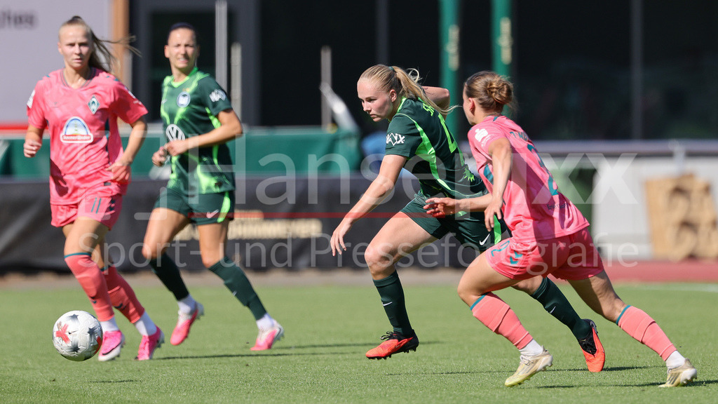 Fussball, Testspiel Frauen, SV Werder Bremen - VfL Wolfsburg | v.li.: Linnea Saelen (VfL Wolfsburg, 41) und Chiara D Angelo (SV Werder Bremen, 2) im Zweikampf, Duell, Dynamik, Aktion, Action, Spielszene