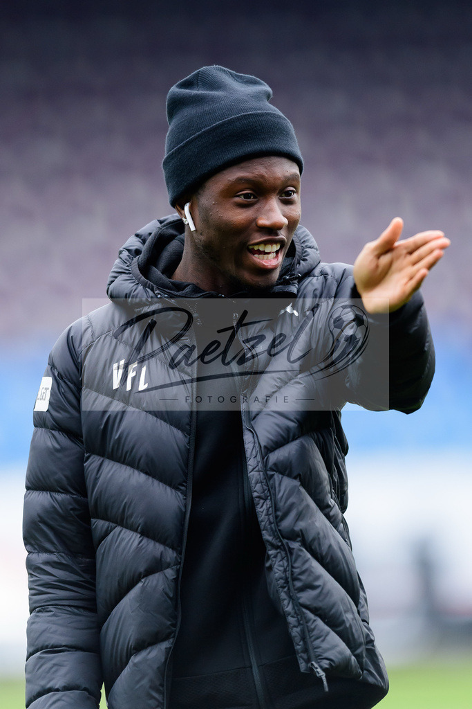 OSNTSV20211106_003 | Fussball, Herren: Aaron Opoku (VfL Osnabrueck) gestikuliert, Gestik bei dem Spiel der 3. Liga zwischen VfL Osnabrueck und TSV 1860 Muenchen im Stadion an der Bremer Bruecke am 06.11.2021 in Osnanbrueck, Deutschland.DFB / DFL REGULATIONS PROHIBIT ANY USE OF PHOTOGRAPHS AS IMAGE SEQUENCES AND/OR QUASI-VIDEO. - Realisiert mit Pictrs.com