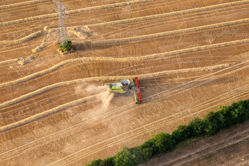 Luftbild: Rapsernte im Ortsteil Mühlberg in Drei Gleichen im Bundesland Thüringen in Deutschland. Foto: IMG_116109.jpg vom 10.07.2019 durch Werner Riehm/FLY-FOTO.de
