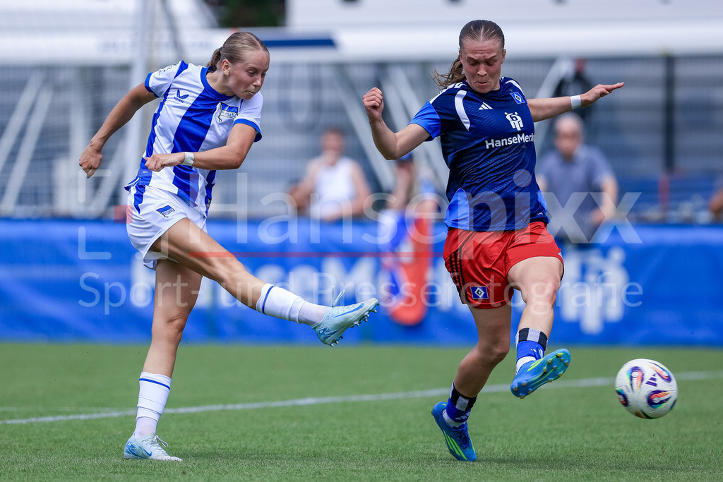 Fussball, Testspiel Frauen, Hamburger SV - Hertha BSC | v.li.: Torschützin Elfie Wellhausen (Hertha BSC, 11) erzielt das Tor, Treffer, Highlight, Torerfolg, Annaleen Böhler (Hamburger SV, HSV, 6)