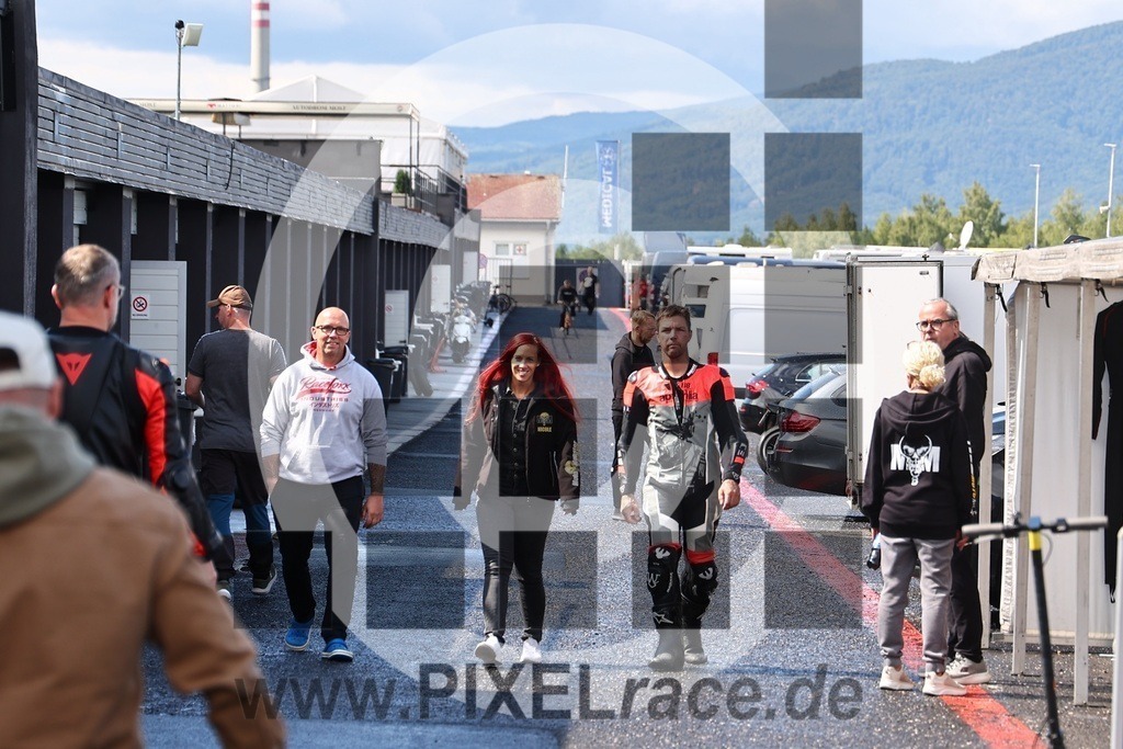 social-20250823_07096 | Schöne Erinnerungen an spannende Momente - das festzuhalten ist unser Job. PIXELrace.de ist seit 2003 auf den Rennstrecken Europas unterwegs um die Action draußen beim Fahren und die wunderbare Stimmung imm Fahrerlager für euch einzufangen.