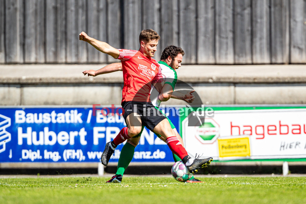 TSV Peißenberg vs Lenggrieser SC | Abstiegs Qualifikationsrunde Kreisliga Gruppe C, TSV Peißenberg vs Lenggrieser SC, 20240504,
Duell zwischen Thomas VOELKLE (TSVP 15) und Tobias SCHLICK (LSC 9),
2024-05-04 in Peißenberg (Sportplatz Peißenberg)
Tobias SCHLICK (LSC 9), Thomas VOELKLE (TSVP 15)
Copyright: WolfgangxLindner www.foto-lindner.de