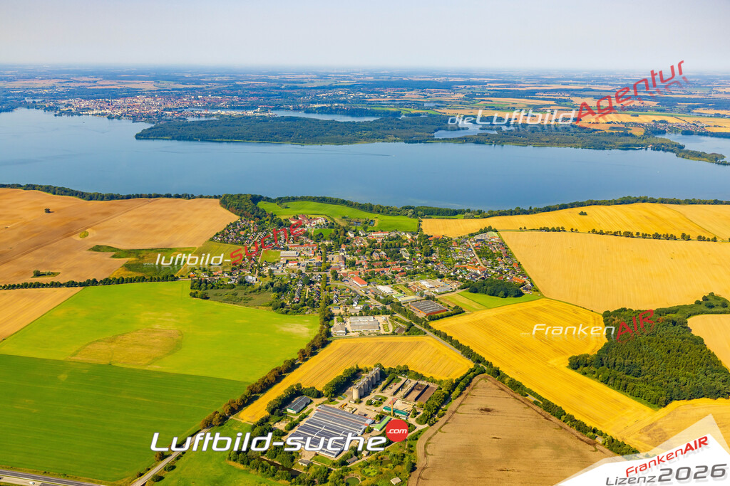 Luftaufnahme der Stadt Leezen - Die Luftaufnahme wurde 2025 vom UL-Flugzeug heraus erstellt ( keine Drohne ) - Hochauflösende Luftaufnahme - für professionelle Ausdrucke geeignet. Die Geschenkidee !Hier alle&nbsp;Infos zur Lizenzierung der LuftaufnahmeWir fliegen auch dieses Jahr wieder in Ihre Region um Luftbilder zu erstellen.- Luftbild anfragen
