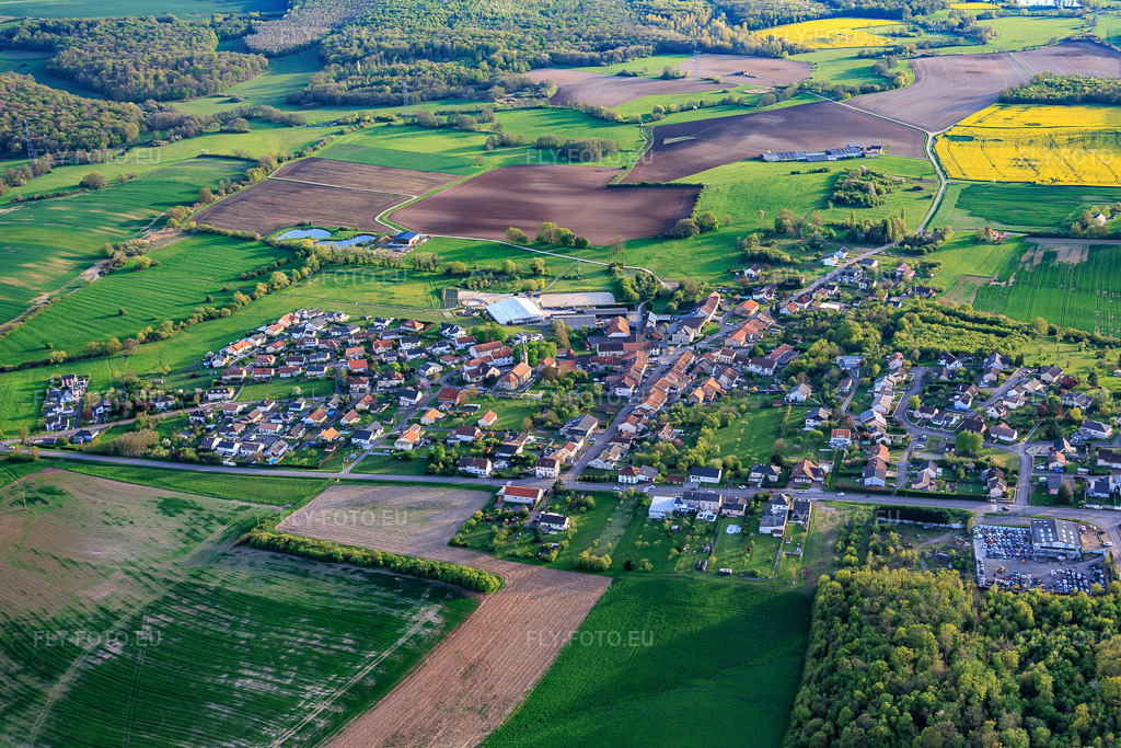 Vue aérienne: Vue de la ville depuis l'ouest à Lachambre dans le département Moselle, France.Photo: IMG_154726.jpg prise le 17/04/2026 par Werner Riehm/FLY-FOTO.euRésolution de l'original: 5933 x 3956 px