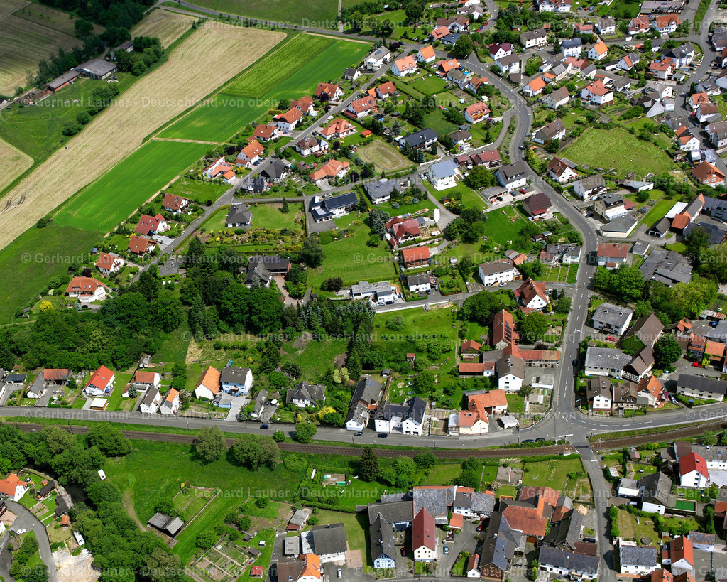 2614288 | NIEDER-OHMEN 09.06.2006 Wohngebiet einer Einfamilienhaus- Siedlung  in Nieder-Ohmen im Bundesland Hessen, Deutschland // Single-family residential area of settlement  in Nieder-Ohmen in the state Hesse, Germany Foto: Gerhard Launer