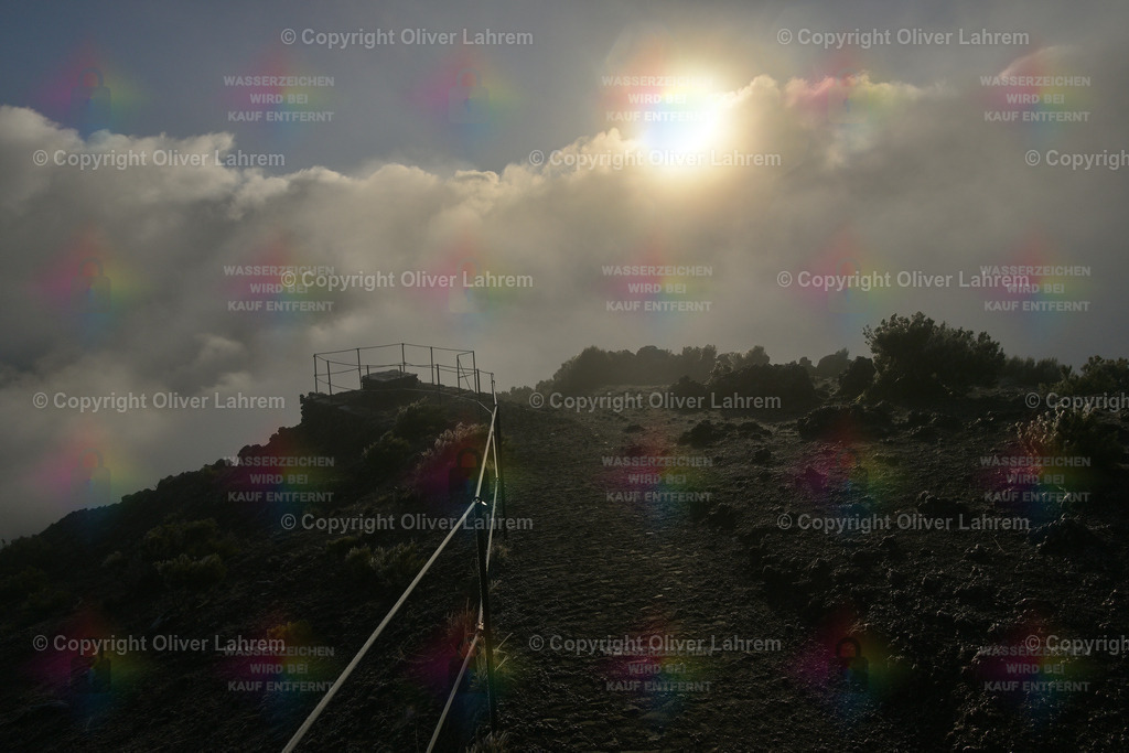 Sonne und Wolken am Pico Ruivo | Der 1862 m hohe Gipfel des Pico Ruivo ist der höchste Gipfel auf der Insel Madeira.. Am Morgen war es noch eisig Kalt, denn die Sonne wurde immer wieder von Wolken verdeckt.