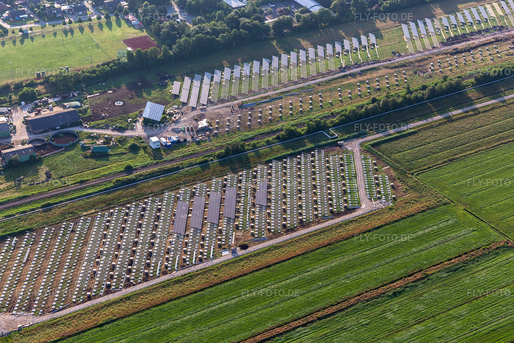 Luftbild: Photovoltaikfeld in Eddelak im Bundesland Schleswig-Holstein in Deutschland. Foto: IMG_0007109.jpg vom 11.07.2021 durch Werner Riehm/FLY-FOTO.de