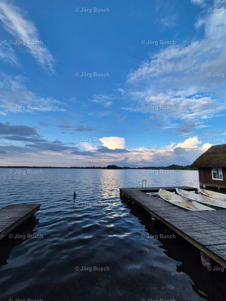 Bootsstege mit Booten am See | Dieser Shop bietet Fotos und Videos aus den Bereichen Fallschirmspringen, Landschaft und Luftbild - Realisiert mit Pictrs.com
