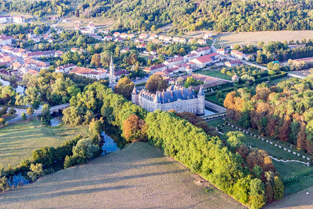 Vue aérienne: Bâtiments et installations du parc du château à douves du château d'Haroué à Haroue à Haroué dans le département Meurthe et Moselle, France. Photo: IMG_117931.jpg prise le 14/09/2019 par Werner Riehm/FLY-FOTO.eu – Résolution de l'original: 5268 x 3512 px