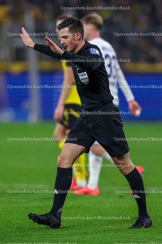 BVB15122402217 | 15.12.2024, Fußball, Borussia Dortmund - TSG 1899 Hoffenheim, 1. Fußball Bundesliga, 14. Spieltag, Signal Iduna Park, Saison 2024 2025: Schiedsrichter Harm  Osmers gestikulierendDFB regulations prohibit any use of photographs as image sequences and or quasi-video.