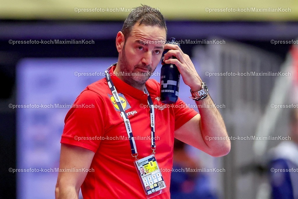 EHF17012601074 | 17.01.2026, Handball, Men's EHF EURO 2026, Österreich - Spanien, Jyske Bank Boxen in Herning, Dänemark, Preliminary Round:  Headcoach Iker Romero Fernandez (Austria #hc)  gestikulierend am Spielfeldrand  