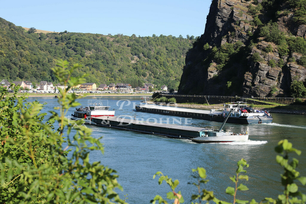 Loreley-9649 | Die Loreley ist Deutschlands wohl bekanntester Felsen und zieht jedes Jahr tausende von Touristen aus aller Welt an. Hier an der Loreley gibt es nicht nur Sagen und Legenden. Hier an der Stelle ist der Rhein am schmälsten und am tiefsten und es gab jeher viele Schiffsunfälle. - Realisiert mit Pictrs.com