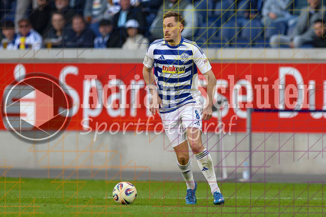 22.03.2026, GER, Fussball, Herren, 3. Liga, Saison 2025/2026, MSV Duisburg - 1860 München | Aljaz Casar (MSV Duisburg) in Aktion am Ball, Einzelaktion 