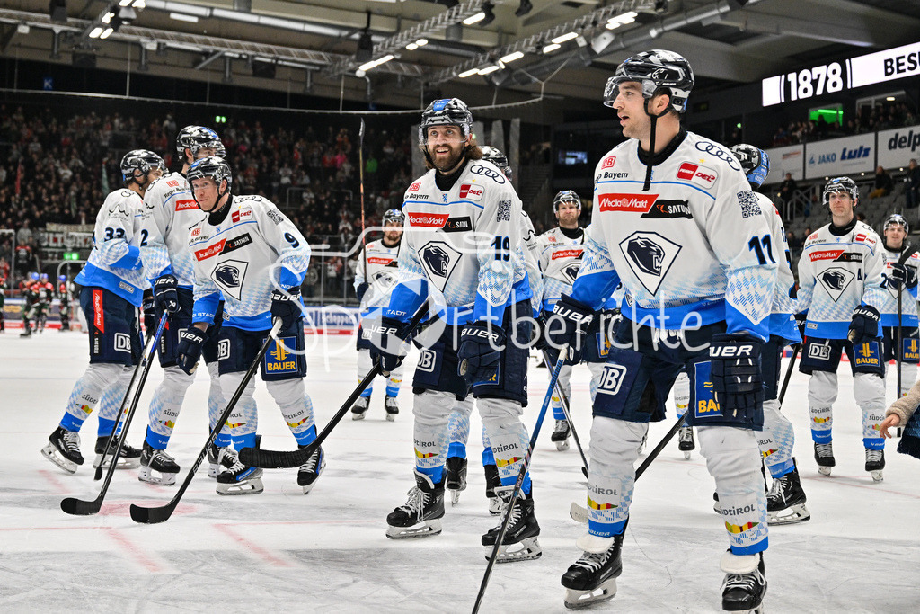 Augsburger Panther - ERC Ingolstadt | Das Team aus Ingolstadt feiert zusammen mit den Fans den Auswaertssieg in Augsburg / DEL: Augsburger Panther - ERC Ingolstadt, Curt Frenzel Stadion am 26.01.2025