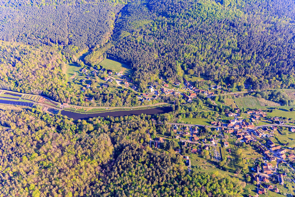 Luftbild: Fischteiche am Meisenbach in Sparsbach im Bundesland Bas-Rhin in Frankreich. Foto: IMG_146025.jpg vom 01.05.2025 durch Werner Riehm/FLY-FOTO.de