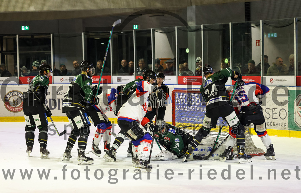 2023-01-22_149_Eishockey_TSV_Erding_gegen_ESC_Dorfen | Erding, Deutschland, 22.01.2023:
Eishockey, Bayernliga 2022 / 2023, 29. Spieltag, TSV Erding gegen ESC Dorfen, Endergebnis: 6:2

Thomas Plihal (Erding Gladiators, #39), Florian Zimmermann (Erding Gladiators, #5), Simon Franz (Erding Gladiators, #4), Torwart Christoph Schedlbauer (Erding Gladiators, #31), Bastian Cramer (Erding Gladiators, #34), Christof Hradek (ESC Dorfen, #15)

Foto: Christian Riedel / fotografie-riedel.net