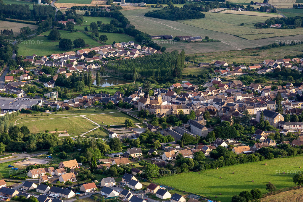 Luftbild: Château de Bouloire in Bouloire im Bundesland Sarthe in Frankreich. Foto: IMG_132428.jpg vom 14.06.2022 durch Werner Riehm/FLY-FOTO.de