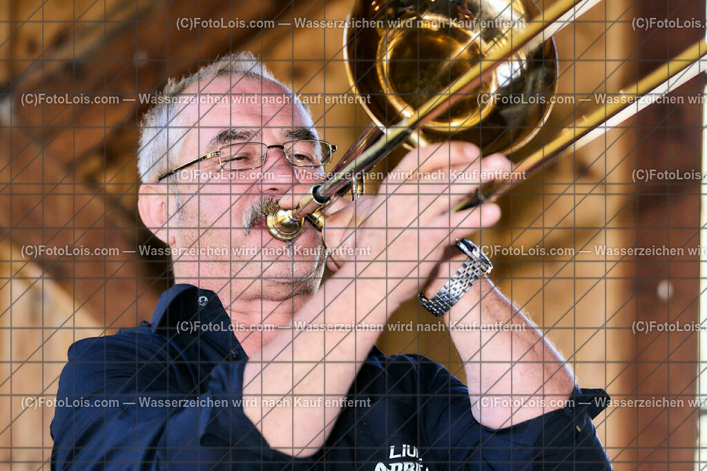 ALP1603_TdoA-NOe_SteinSkulpturen_Helmel Herbert | (C)FotoLois.com, Alois Spandl, NÖ-Tage der offenen Ateliers, STEINSKULPTUREN von Maria HEINRICH, präsentiert im rothschild'schen Glassalon - am Sonntag mit musikalischer Untermalung von LIUNZE BRASS - sozusagen 'Das klingende offene Atelier der Steinskulpturen' in Langau/Maierhöfen, So 16. Oktober 2022.