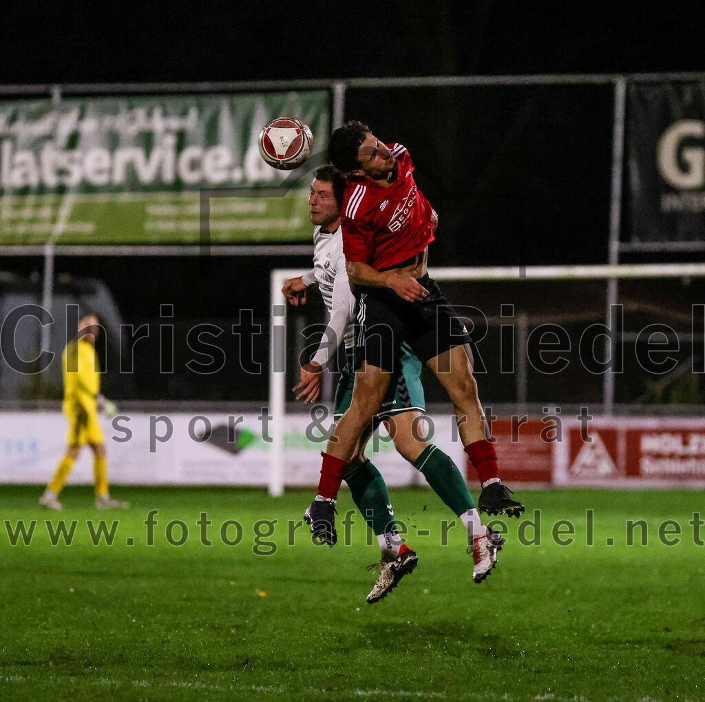 2023-11-17_049_FC_Schwaig_gegen_SpVgg_Feldmoching | Oberding, Deutschland, 17.11.2023:
Fußball, Landesliga Südost 2023 / 2024, 21. Spieltag, FC Schwaig gegen SpVgg Feldmoching, Endergebnis: 1:1

Nils Wölken (FC Schwaig, #8), Edon Prebreza (SpVgg Feldmoching, #7)

Foto: Christian Riedel / fotografie-riedel.net