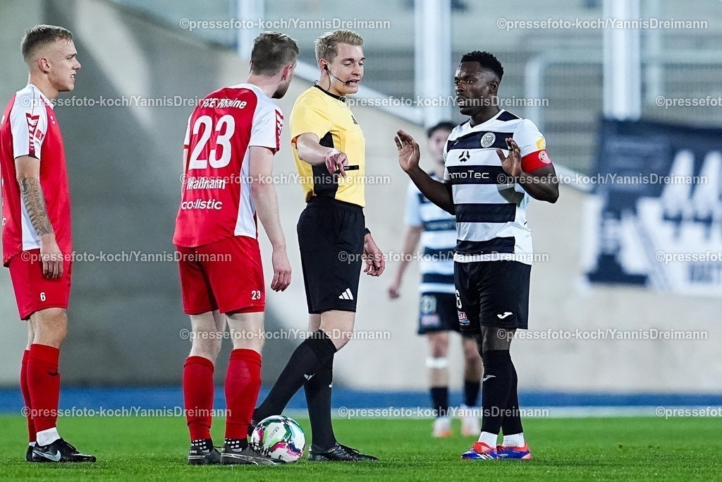 xYDRx06112501060 | 06.11.2025, xydrx, Fußball, Oberliga Westfalen, SG Wattenscheid 09 - FC Eintracht Rheine, Saison 2025 2026, Lohrheidestadion: Lennard Maßmann (FC Eintracht Rheine #23) und Steve Tunga (SG Wattenscheid 09 #26) diskutieren mit Fabian Kiehl (Schiedsrichter)