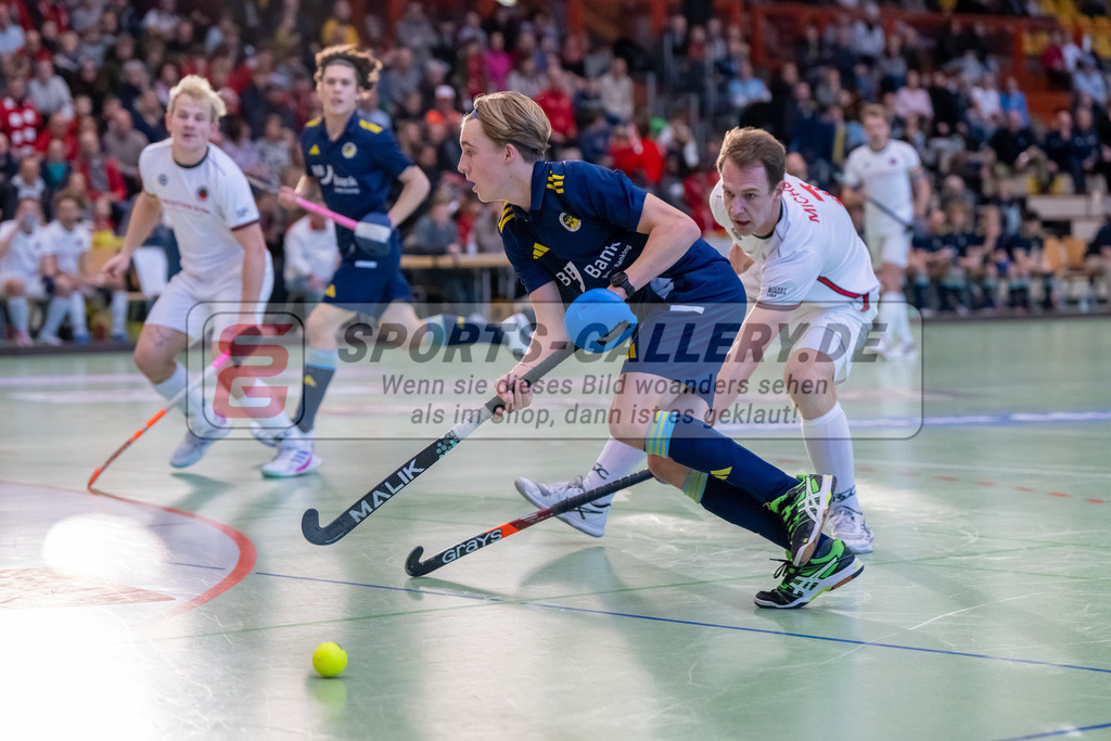 HK_20250118_101784 | 1/4 Finale 1. Bundesliga Halle Herren Crefelder HTC - Zehlendorfer Wespen am 18.1.2025 Halle Glockenspitz, Krefeld , Johann Wehnert ( Zehlendorfer Wespen #23) , Linus Michler ( Crefelder HTC #7 )