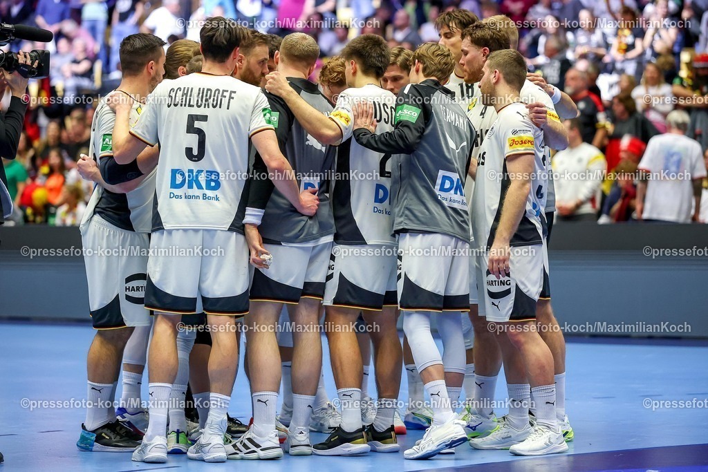 EHF17012602083 | 17.01.2026, Handball, Men's EHF EURO 2026, Deutschland - Serbien, Jyske Bank Boxen in Herning, Dänemark, Preliminary Round: Enttäuschte Gesichter nach der Niederlage von Deutschland gegen Serbien. Mannschaftskreis