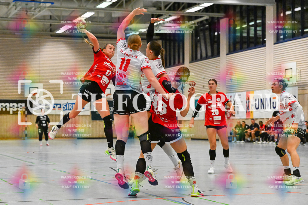 DEU, HSG Freiburg - TG Nuertingen, Handball, 2. Handball-Bundesliga, Saison 2023/2024, 04. Spieltag, Saison 2023/2024, 07.10.2023 | Julia von Kampen (HSG Freiburg, #14) versucht den Ball an Kerstin Foth (TG Nuertingen, #11) und Ihrer Mitspielerin vorbei zu werfen. Jessica Peter (HSG Freiburg, #48) versucht eine Lucke zu schaffen.

DEU, HSG Freiburg - TG Nuertingen, Handball, 2. Handball-Bundesliga, Saison 2023/2024, 04. Spieltag, Saison 2023/2024, 07.10.2023

Foto: Eibner-Pressefoto/Thomas Hess