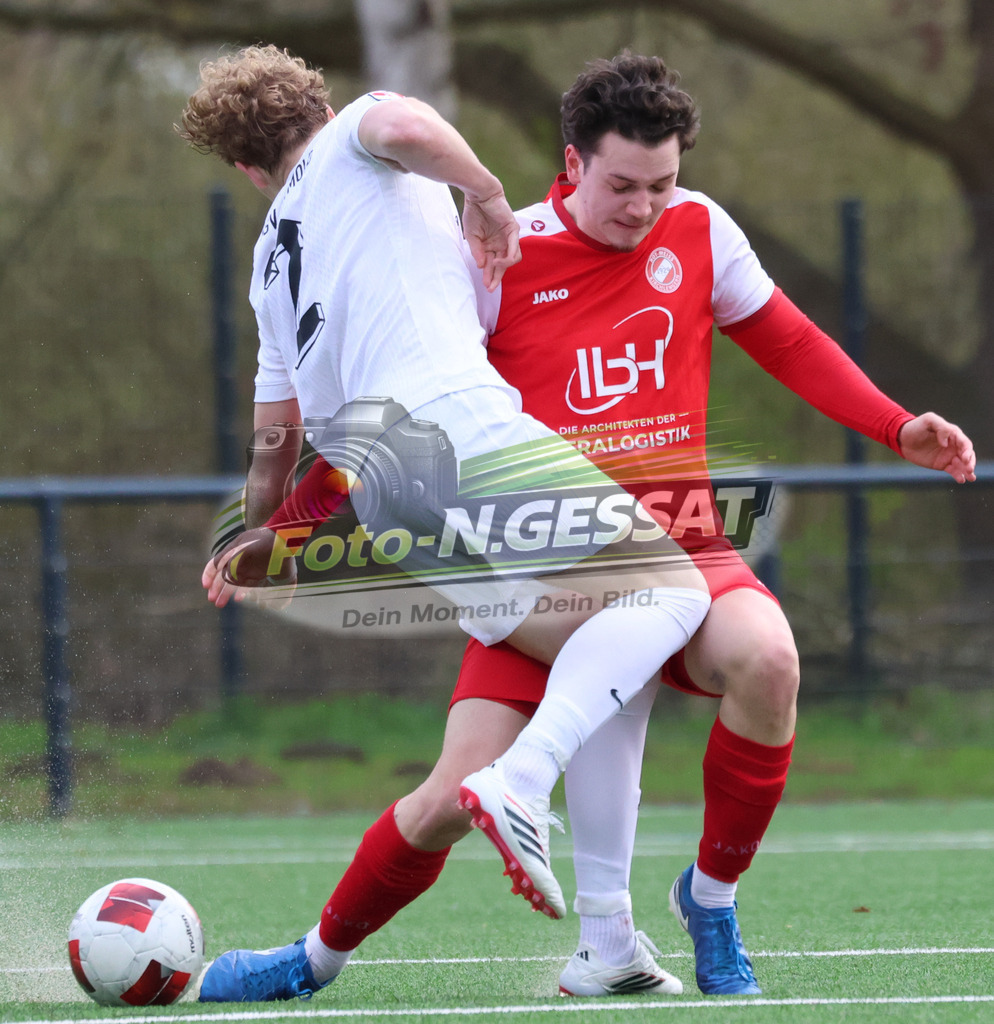 FC RW Kirchlengern - Post TSV Detmold | Auf dem Bild zu sehen: Rot FC RW Kirchlengern: Julian Marten ; Weiß Post TSV Detmold: Merlin DalbkeFC RW Kirchlengern, Post TSV Detmold, Saison 25/26, Landesliga, Deutschland - Realisiert mit Pictrs.com