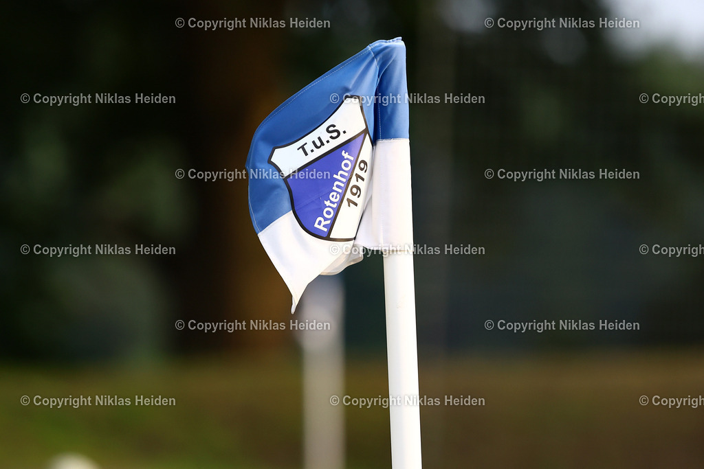 NH_TuSRotenhof_InterTürksporKiel_Testspiel_27062025 | Eckfahne des TuS Rotenhof.Fußball I Herren I Freundschaftsspiel I Saison 2025-2026  I TuS Rothenhof - Inter Türkspor Kiel I 27.06.2025 I B-Platz Rotenhof