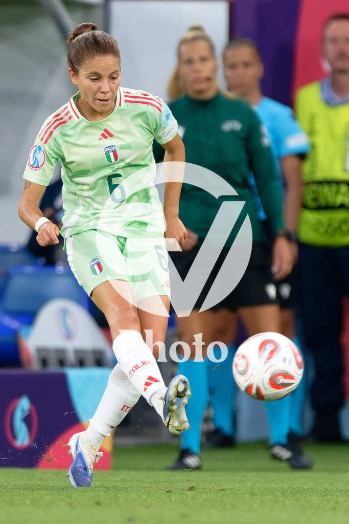 England v Italy - UEFA Women's EURO 2025 Semi-Final | GENEVA, SWITZERLAND - JULY 22:  Manuela Giugliano of Italy shoots  during the UEFA Women's EURO 2025 Semi-Final match between England and Italy at Stade de Geneve on July 22, 2025 in Geneva, Switzerland. (Photo by Giuseppe Velletri/Sports Press Photo/Getty Images)