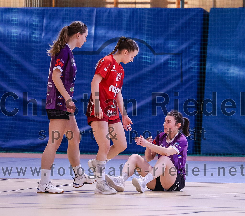 2025-02-22_057_SpVgg_Altenerding_gegen_TG_Landshut | Erding, Deutschland, 22.02.2025:Handball, Bezirksoberliga Frauen Altbayern 2024 / 2024, 15. Spieltag, SpVgg Altenerding gegen TG Landshut, Endergebnis: 25:22Sophie Lößl (SpVgg Altenerding, #14), Nadine Schlegel (TG Landshut, #57), Katharina Künstner (SpVgg Altenerding, #23)Foto: Christian Riedel / fotografie-riedel.net