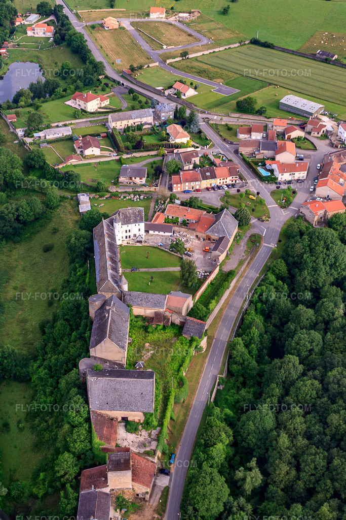 Aerial view: Château de Roussy le bourg in Roussy-le-Village in the state Moselle, France. – Photo: IMG_050640.jpg taken on 06/24/2012 by Werner Riehm/FLY-FOTO.com – Resolution of the original: 2112 x 3168 px