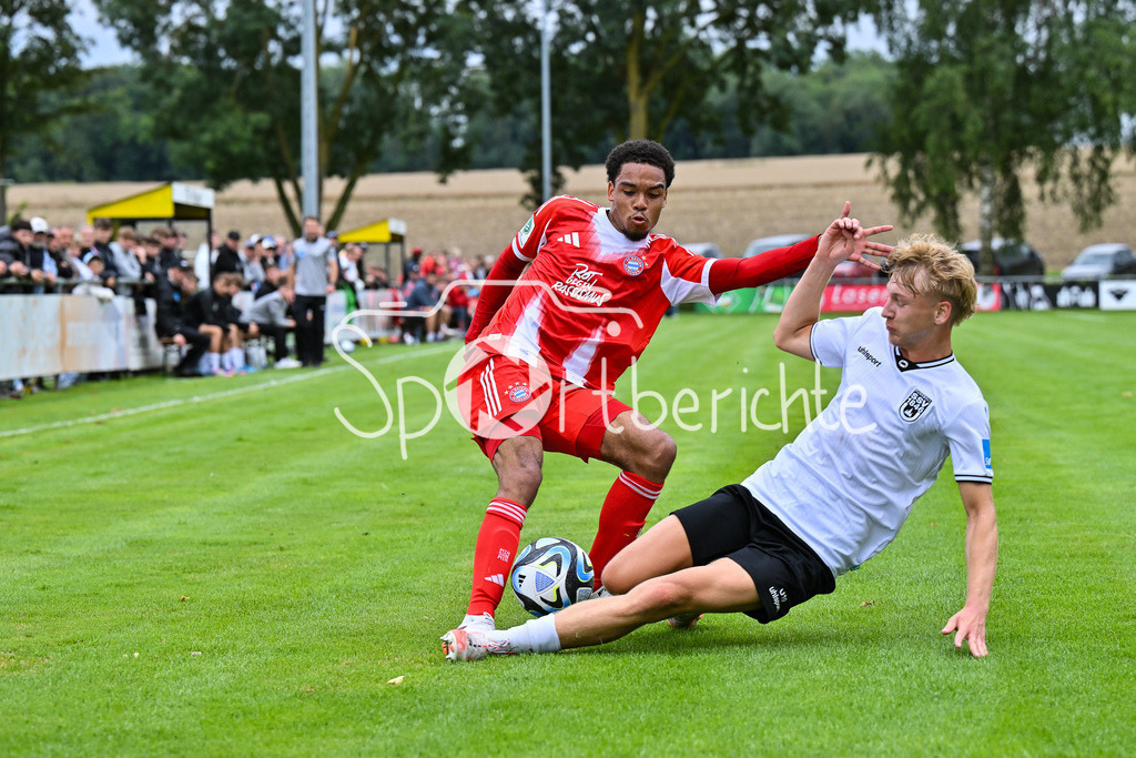 SSV Ulm 1846 Fussball U19 - FC Bayern München U19 | im Duell Chivano WIJKS (FCB #2) und Hannes KURKOWSKI (SSV Ulm U19 23) / Zweikampf / U19 DFB Nachwuchsliga: SSV Ulm 1846 Fussball - FC Bayern München, Hauptspielfeld Langenau am 02.08.2025