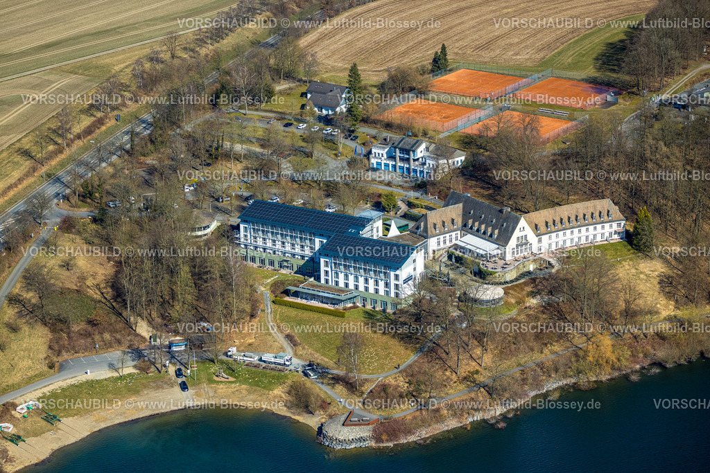 Meschede250304822 | Luftbild, Welcome Hotel Meschede/Hennesee, Tennisplätze des Tennisclub Meschede 1909 e.V., Berghausen, Meschede, Sauerland, Nordrhein-Westfalen, Deutschland