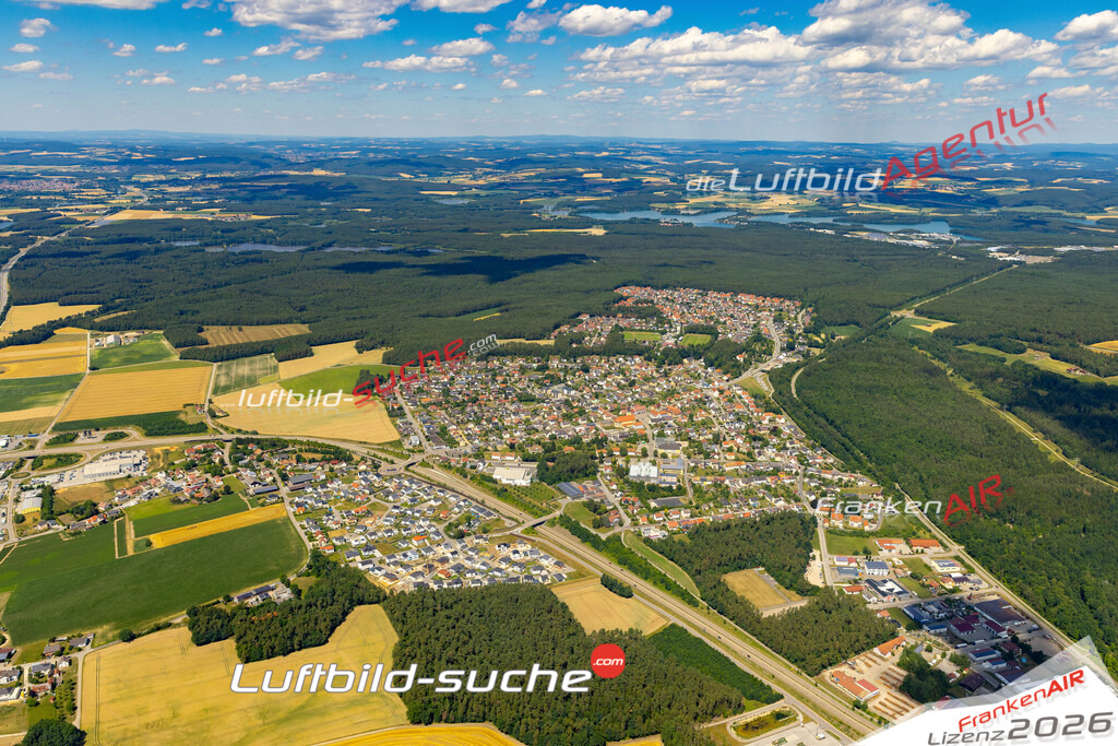 Das Luftbild der Stadt Wackersdorf wurde 2022 vom Flugzeug heraus erstellt (keine Drohnen-Aufnahmen) Aufnahmehöhe ca.450 Meter- hohe Bildauflösung und Druck-Qualität. Garantiert!