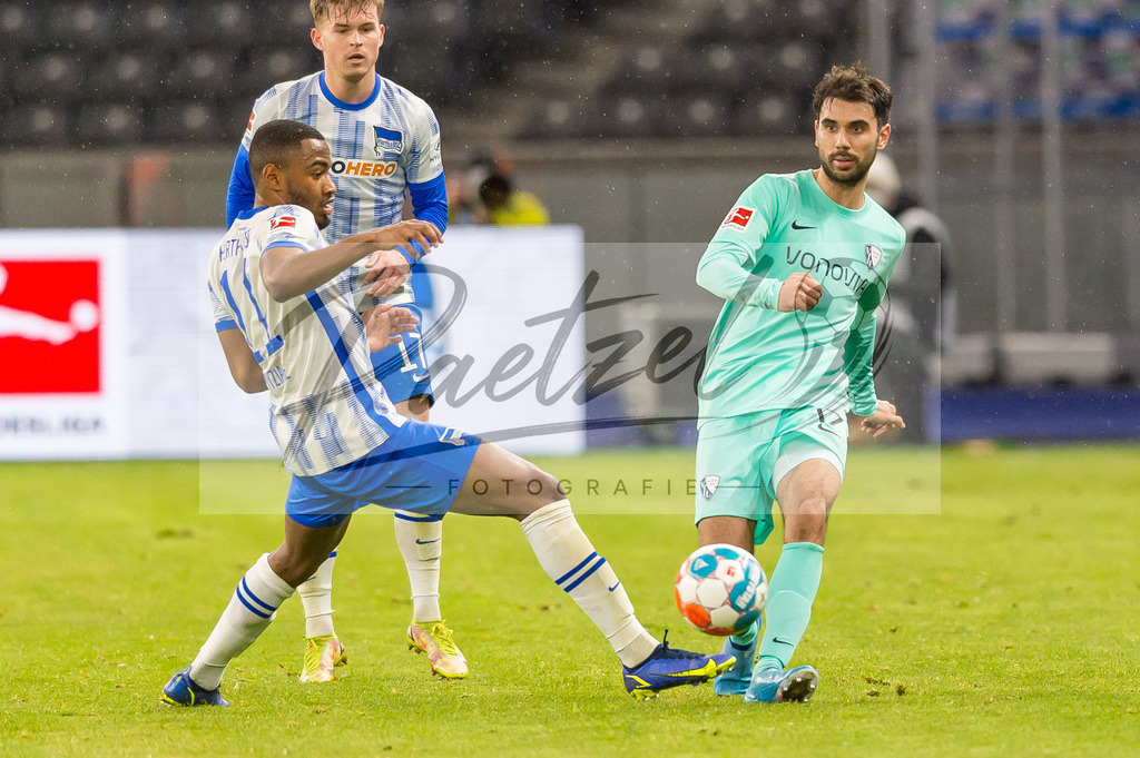HERBOC20220204_033 | Fussball, Herren: Myziane Maolida (Hertha BSC) und Gerrit Holtmann (VfL Bochum) im Zweikampf bei dem Spiel der 1. Bundesliga zwischen Hertha BSC und VfL Bochum im Olypiastadion am 04.02.2022 in Berlin, Deutschland.DFB / DFL REGULATIONS PROHIBIT ANY USE OF PHOTOGRAPHS AS IMAGE SEQUENCES AND/OR QUASI-VIDEO. - Realisiert mit Pictrs.com