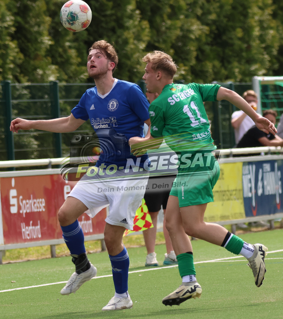 SC Enger - TuS Bruchmühlen | Auf dem Bild zu sehen: grün SC Enger: Alexander Geiger ; blau TuS Bruchmühlen: Moritz BergSC Enger, TuS Bruchmühlen, Saison 25/26, Kreisliga A, Enger, Deutschland - Realisiert mit Pictrs.com