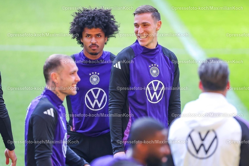 DFB22032502023 | 22.03.2025, Fußball, Abschlusstraining und Pressekonferenz vor dem Nations League  Viertelfinale Deutschland - Italien, Signal Iduna Park, Saison 2024 2025: Karim Adeyemi (GER #20) neben Nico Schlotterbeck (GER #15) DFB regulations prohibit any use of photographs as image sequences and or quasi-video.